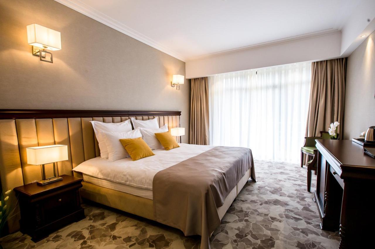 Hotel Carpat Inn Azuga Ngoại thất bức ảnh