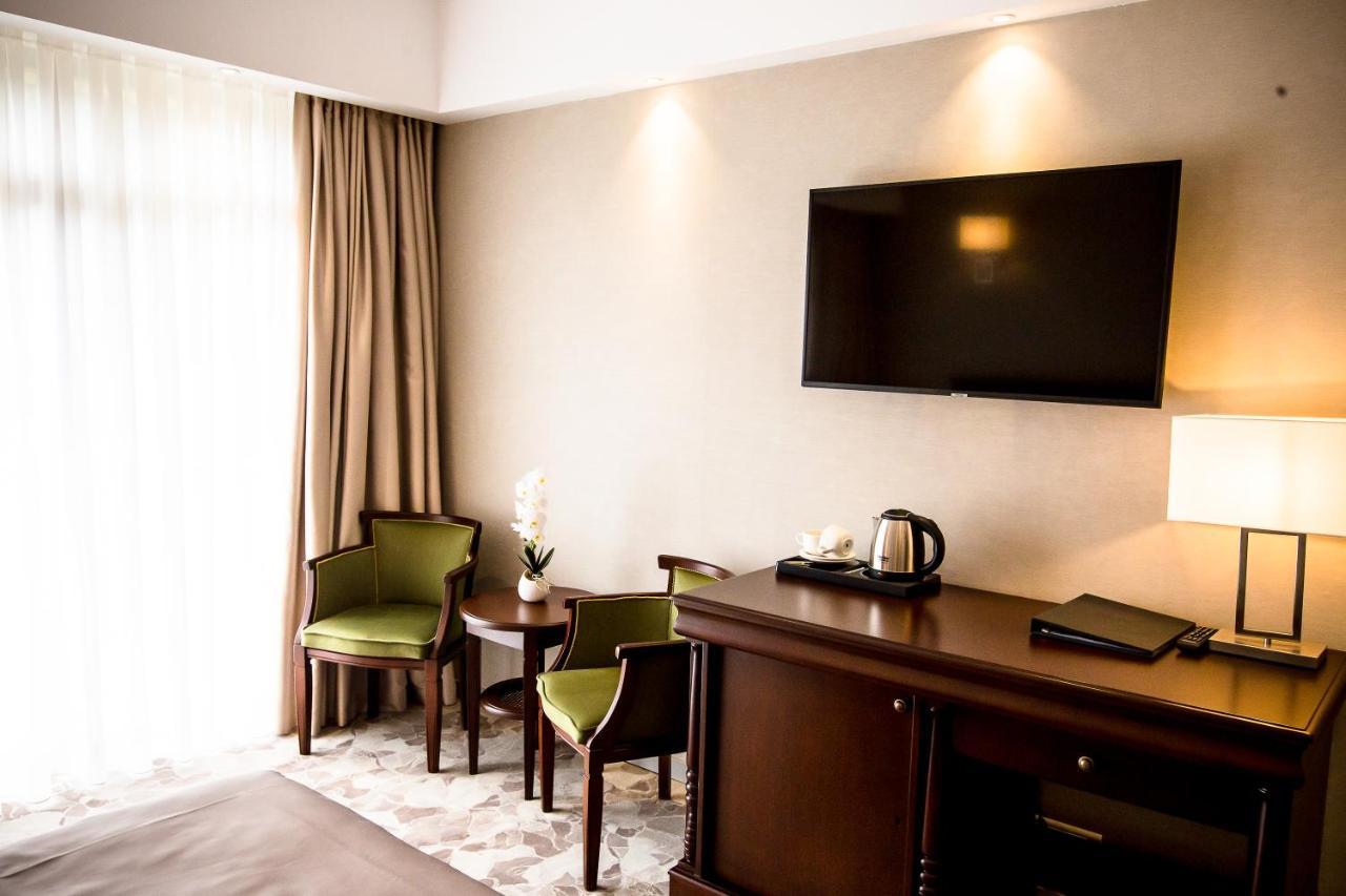 Hotel Carpat Inn Azuga Ngoại thất bức ảnh