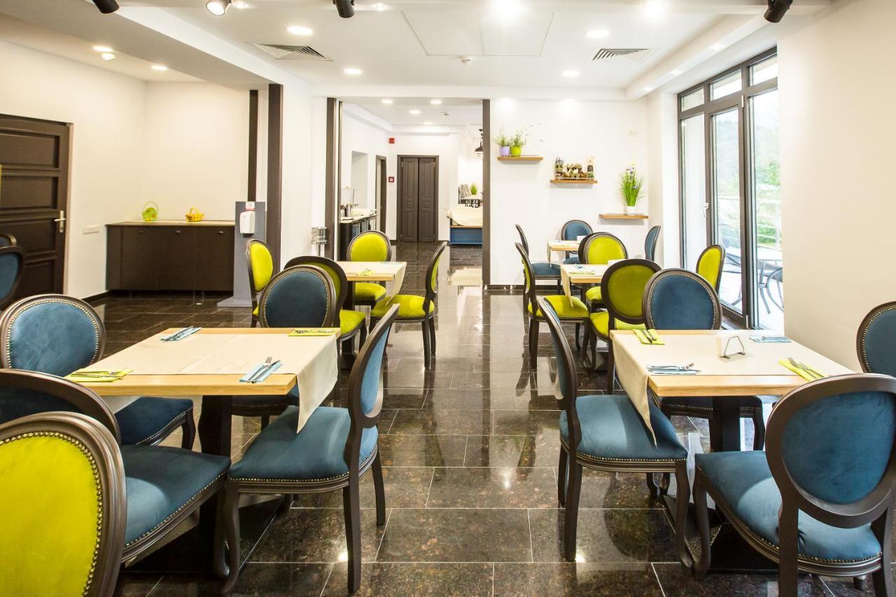 Hotel Carpat Inn Azuga Ngoại thất bức ảnh