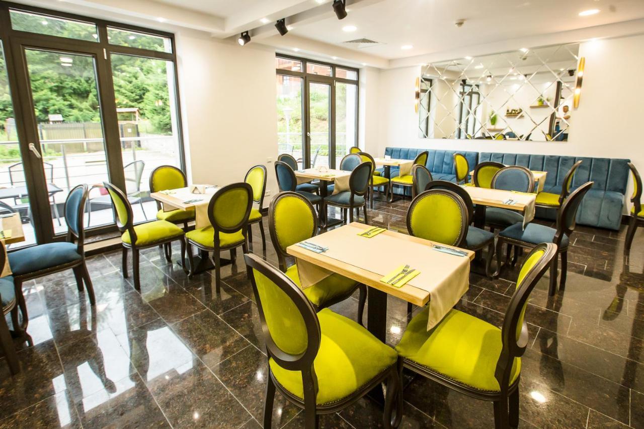Hotel Carpat Inn Azuga Ngoại thất bức ảnh