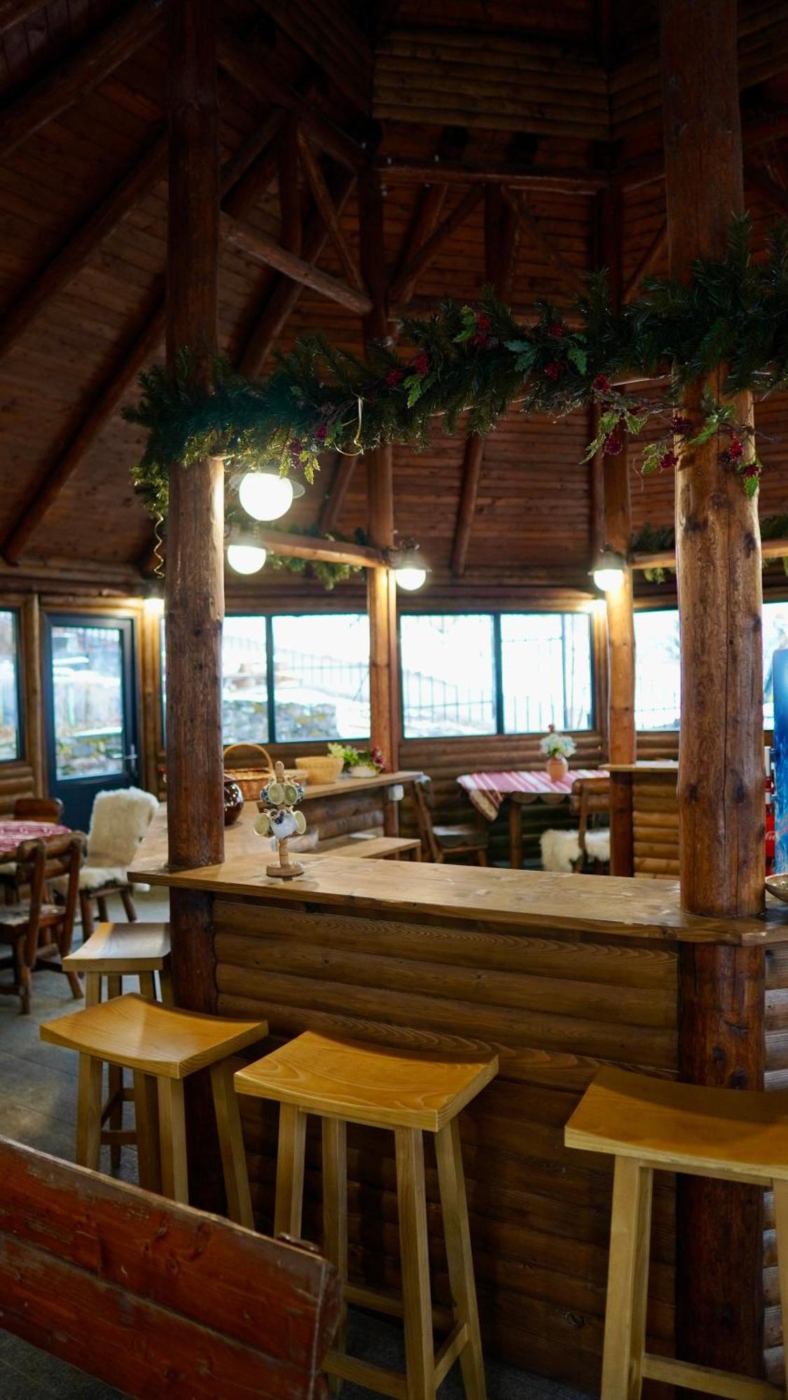 Hotel Carpat Inn Azuga Ngoại thất bức ảnh