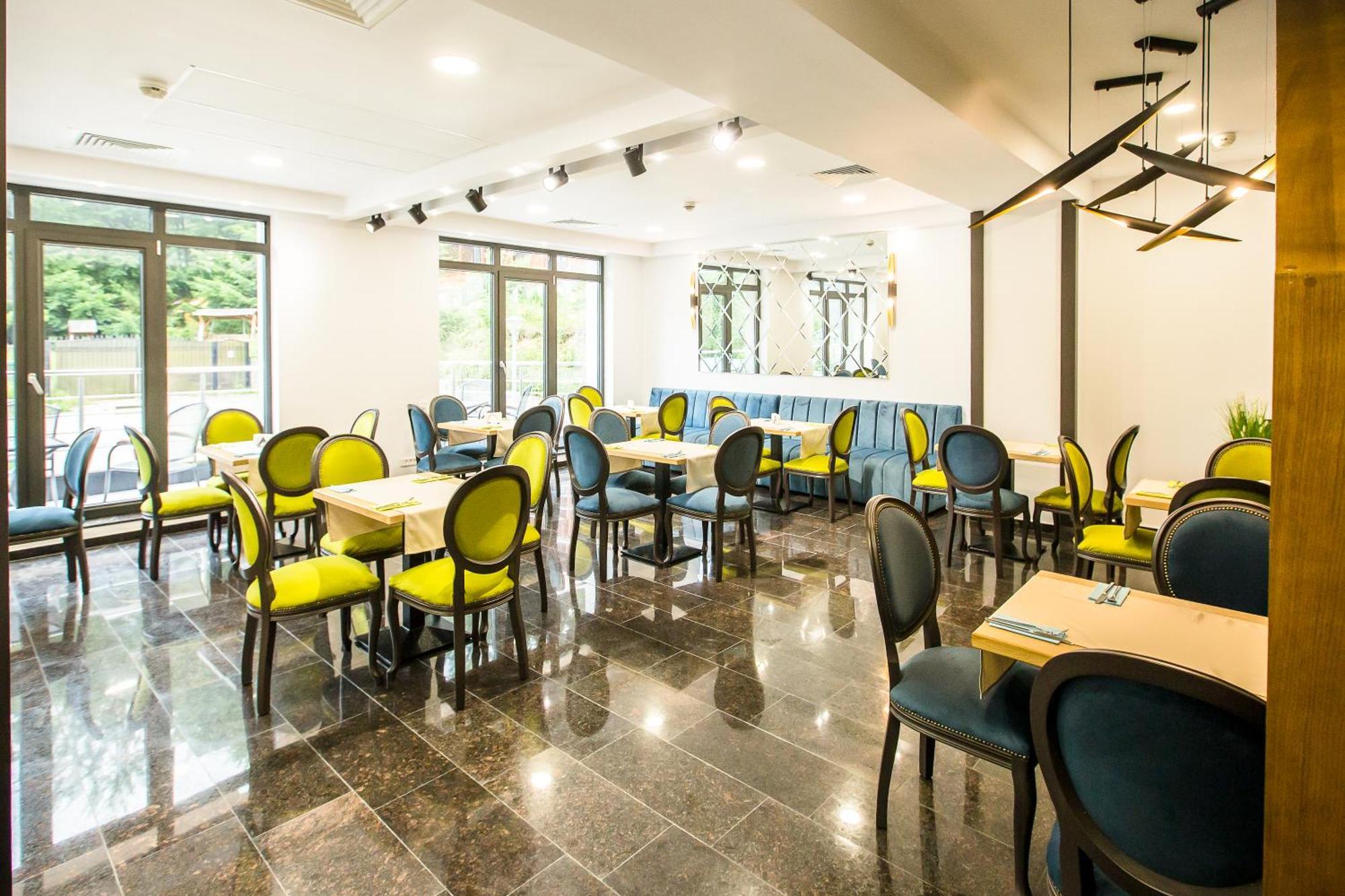 Hotel Carpat Inn Azuga Ngoại thất bức ảnh