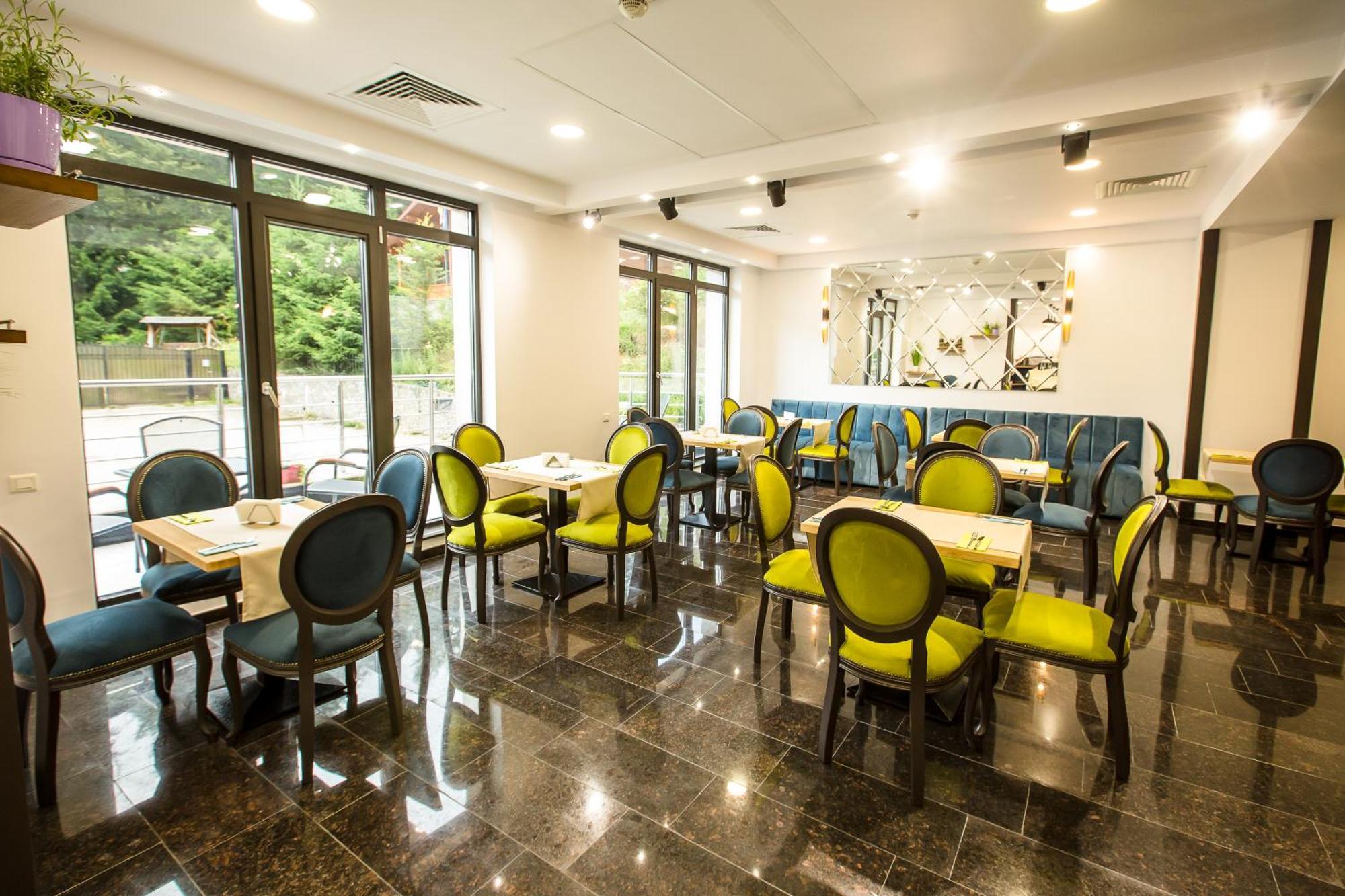 Hotel Carpat Inn Azuga Ngoại thất bức ảnh